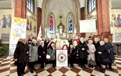 Bractwo z proboszczem ks. Janem Kularskim i wikariuszem ks. Przemysławem Żmudą.