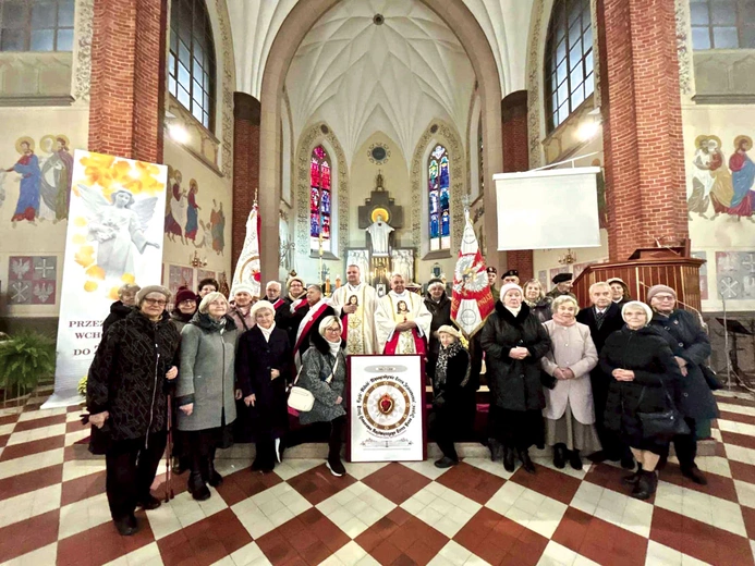 Bractwo z proboszczem ks. Janem Kularskim i wikariuszem ks. Przemysławem Żmudą.