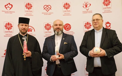 Do wsparcia potrzebujących zachęcają (od lewej):  ks. Paweł Sidoruk, ks. Damian Drabikowski  i ks. Wojciech Rudkowski.