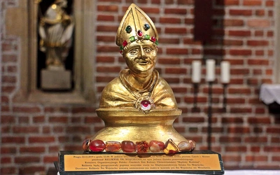 Relikwie patrona, przekazane przez śp. kard. Dukę.