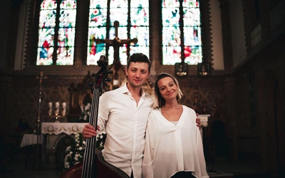 Duet Basia Pospieszalska i Michał Bąk powstał po nagraniu pieśni „Jezusa Ukrytego” na święto Bożego Ciała w 2020 roku. Na swoim koncie mają już krążek z polską muzyką kościelną oraz utworami wielkopostnymi. Płyta na Adwent jest trzecią w dorobku młodych muzyków.