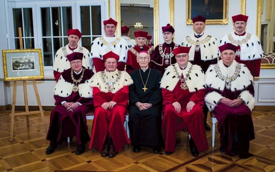 Emerytowany biskup opolski ma 93 lata. W 1999 r. Jan Paweł II wyniósł go do godności arcybiskupa ad personam.