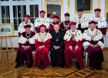 Emerytowany biskup opolski ma 93 lata. W 1999 r. Jan Paweł II wyniósł go do godności arcybiskupa ad personam.