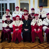 Emerytowany biskup opolski ma 93 lata. W 1999 r. Jan Paweł II wyniósł go do godności arcybiskupa ad personam.