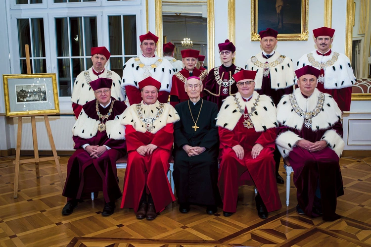 Emerytowany biskup opolski ma 93 lata. W 1999 r. Jan Paweł II wyniósł go do godności arcybiskupa ad personam.