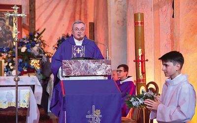 Ks. proboszcz Mirosław Papier buduje z księżmi i świeckimi żywą wspólnotę, która troszczy się o pozostawione jej dziedzictwo.