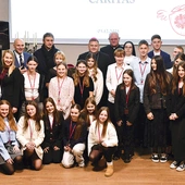 Gala odbyła się 3 grudnia w auli parafii pw. Ducha Świętego w Zielonej Górze. Młodym wolontariuszom wyróżnienia wręczył  bp Adrian Put, który na zakończenie podkreślił: – Kościół tak naprawdę to trzy rzeczy: oddawanie czci Panu Bogu, głoszenie słowa, ale także miłosierdzie, dobro, caritas. Zebrał się tutaj dzisiaj najpiękniejszy Kościół zielonogórsko-gorzowski – młodzi ludzie, którzy potrafią czynić dobro, którzy dają miłość i realizują to, co Kościół powinien robić. Ściągam piuskę na znak szacunku dla was…