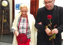 Spotkanie promocyjne ósmego wydania biuletynu „Łączą nas ludzie i miejsca” odbyło się 2 grudnia w Urzędzie Stanu Cywilnego. Red. Hanna Kaup prowadziła rozmowy z bohaterami, młodzież z II LO czytała fragmenty opowieści, a w tle ukazywały się pamiątkowe zdjęcia. Biuletyn dystrybuowany jest za darmo w wybranych miejscach Gorzowa, m.in. w parafii pw. św. Józefa.