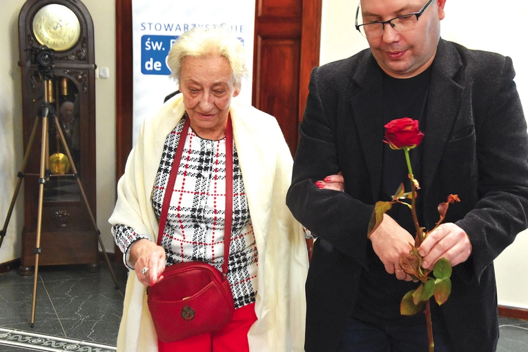 Spotkanie promocyjne ósmego wydania biuletynu „Łączą nas ludzie i miejsca” odbyło się 2 grudnia w Urzędzie Stanu Cywilnego. Red. Hanna Kaup prowadziła rozmowy z bohaterami, młodzież z II LO czytała fragmenty opowieści, a w tle ukazywały się pamiątkowe zdjęcia. Biuletyn dystrybuowany jest za darmo w wybranych miejscach Gorzowa, m.in. w parafii pw. św. Józefa.