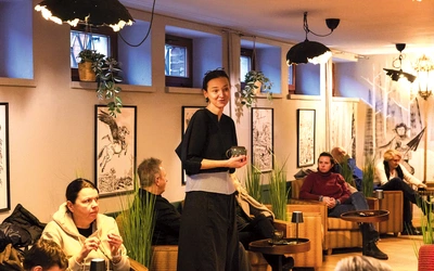 Lokal zadebiutował z początkiem Adwentu. Jest czynna w niedziele w godz. 10–21.30. Można do niego przynosić „Opowieści z Narnii” w różnych językach i wydaniach.  – Chcemy,  by kawiarnia była miejscem spotkań i budowania relacji.  Na Mszy św. widzimy się na modlitwie i dziękczynieniu. Tu można posiedzieć, wypić kawę, zintegrować się i być może spotkać Aslana – uśmiecha się ks. Rafał Sikorski.