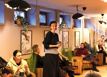 Lokal zadebiutował z początkiem Adwentu. Jest czynna w niedziele w godz. 10–21.30. Można do niego przynosić „Opowieści z Narnii” w różnych językach i wydaniach.  – Chcemy,  by kawiarnia była miejscem spotkań i budowania relacji.  Na Mszy św. widzimy się na modlitwie i dziękczynieniu. Tu można posiedzieć, wypić kawę, zintegrować się i być może spotkać Aslana – uśmiecha się ks. Rafał Sikorski.