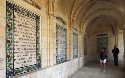 „Pater noster”  na Górze Oliwnej, wypisane na tablicach w różnych językach świata.