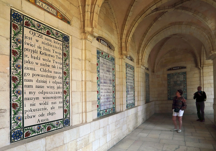 „Pater noster”  na Górze Oliwnej, wypisane na tablicach w różnych językach świata.