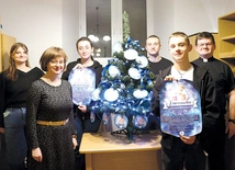 Siostra Agnieszka, ksiądz Paweł i oazowicze zachęcają do przygotowywania paczek.