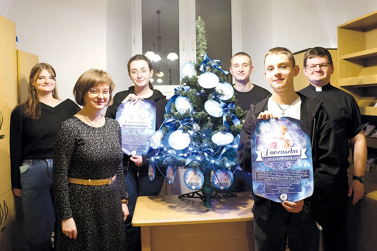 Siostra Agnieszka, ksiądz Paweł i oazowicze zachęcają do przygotowywania paczek.