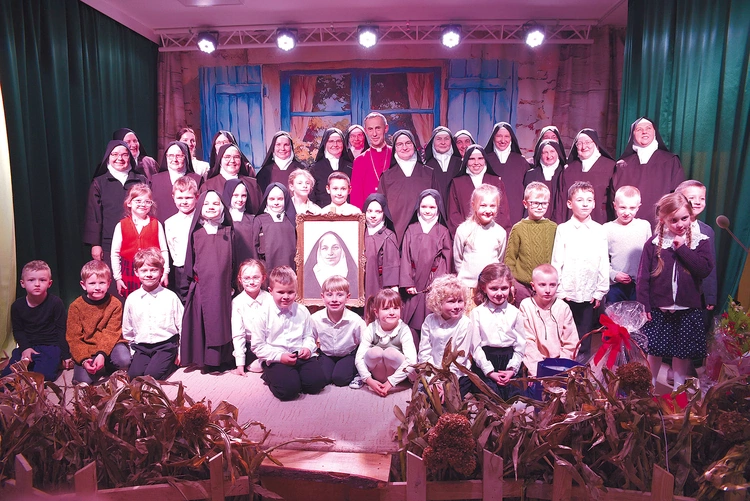 Podczas uroczystości podkreślano,  że dzieci są nadzieją.  Od stu lat siostry troszczą o jej spełnienie.