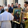 Papież błogosławi przeznaczony do kaplicy sejmowej obraz św. Tomasza More’a