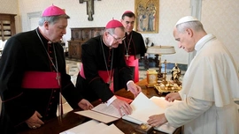 Abp Kupny na audiencji u papieża Leona XIV. Wręczył Ojcu Świętemu ważną pamiątkę