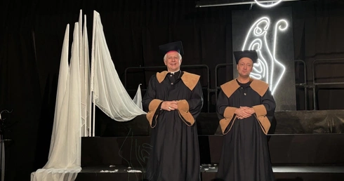 Bp Marek Szkudło z tytułem Honorowego Profesora Szkoły