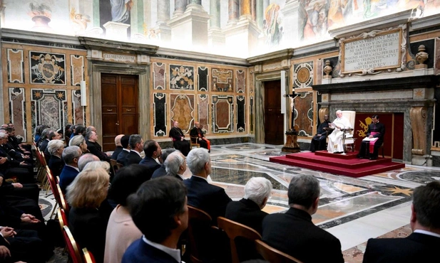 Leon XIV podczas audiencji dla archeologów