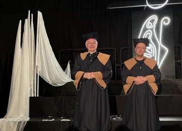 Bp Marek Szkudło z tytułem Honorowego Profesora Szkoły 