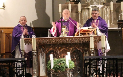 Mszę św. celebrowali bp Marek Solarczyk, o. Juniper Ostrowski i ks. Kazimierz Marchewka.