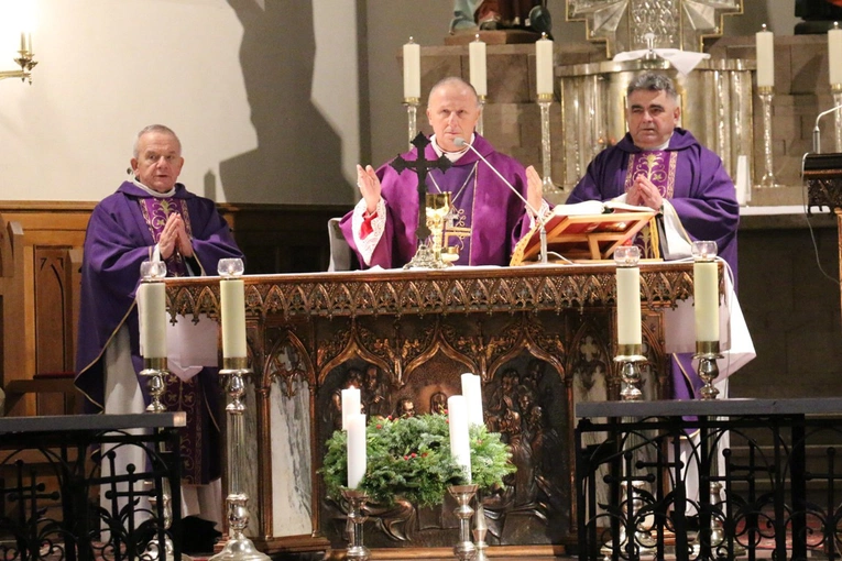 Mszę św. celebrowali bp Marek Solarczyk, o. Juniper Ostrowski i ks. Kazimierz Marchewka.