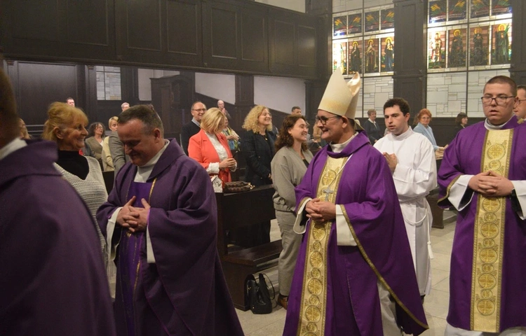 Abp Przybylski do nauczycieli: Przekazujcie mądrość i prawdę, bo one są bazą do tego, by rozumieć świat 
