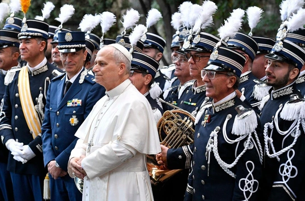 Papież z członkami służb