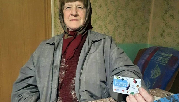 Szacunek dla siwych włosów i wsparcie w samotności 