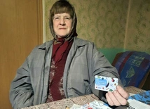 Szacunek dla siwych włosów i wsparcie w samotności 