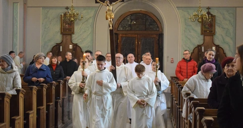 Błogosławieństwo nowych nadzwyczajnych szafarzy Komunii Świętej