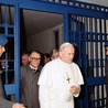 Jan Paweł II odwiedza więżniów