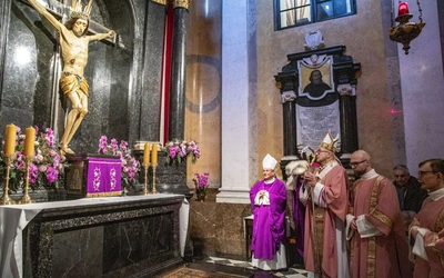 Modlitwa za Warszawę przed Krzyżem Baryczkowskim