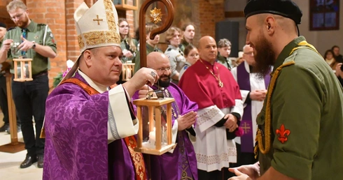 Ponad 1200 harcerzy na przekazaniu Betlejemskiego Światła Pokoju w kolegiacie