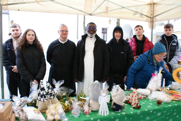 "Kraj prawych ludzi", czyli anioły na jarmarku z misją w Burkina Faso