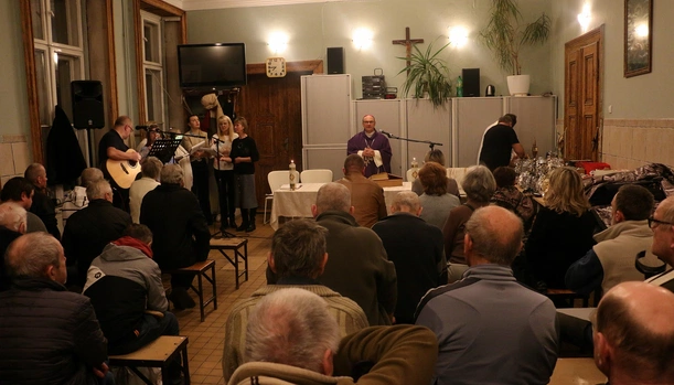 Biskup modlił się z mężczyznami w kryzysie bezdomności