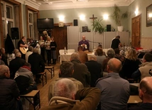 Biskup modlił się z mężczyznami w kryzysie bezdomności