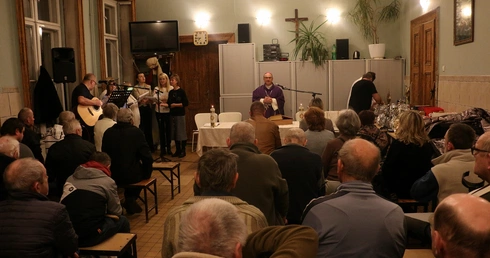 Biskup modlił się z mężczyznami w kryzysie bezdomności