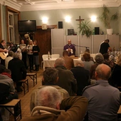 Biskup modlił się z mężczyznami w kryzysie bezdomności