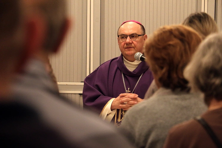 Biskup modlił się z mężczyznami w kryzysie bezdomności