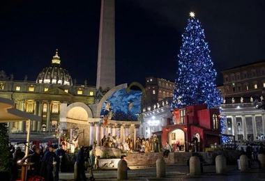Na Placu św. Piotra rozświetliła się choinka 