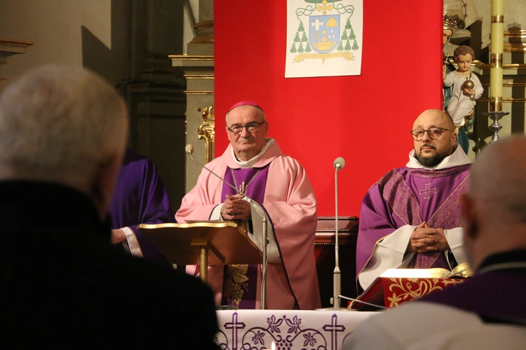 Strzegocin. Nowe witraże