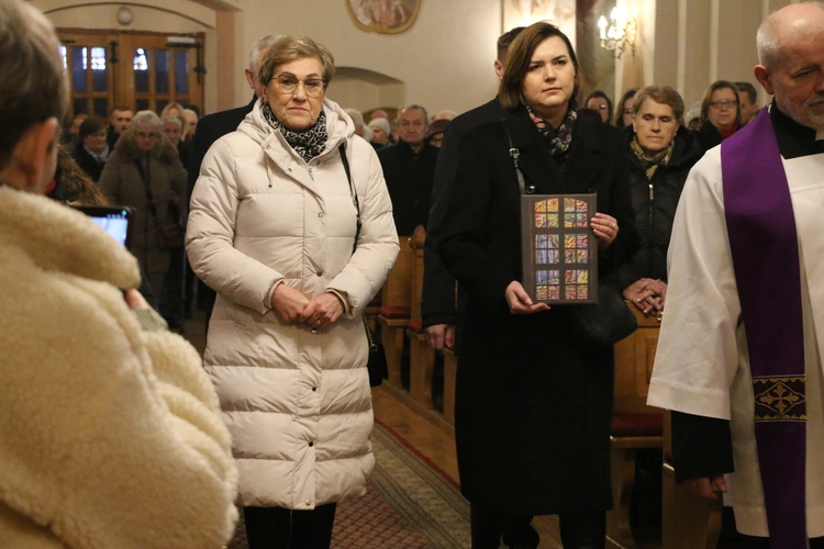 Strzegocin. Nowe witraże