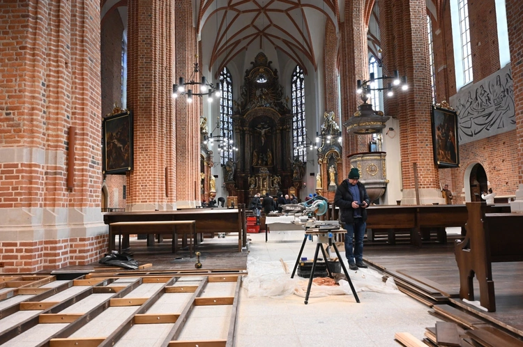 Ostatnie prace przed otwarciem katedry