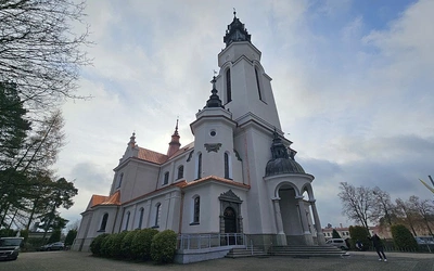 Pięknieje świątynia w Pionkach 