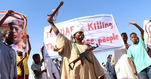 Sudańczycy protestujący w wiecu poparcia dla armii sudańskiej i przeciwko paramilitarnym Siłom Szybkiego Reagowania (RSF)