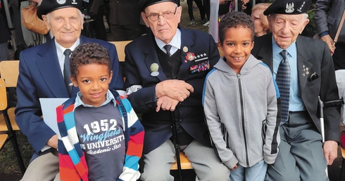 Zdjęcie z historią: Kombatanci – powstańcy warszawscy we Wrocławiu