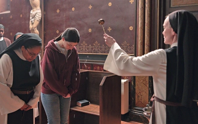 Niewierząca reżyserka zrobiła poruszający film o powołaniu, który podbił hiszpańskie kina. Nasza recenzja filmu „Niedziele”