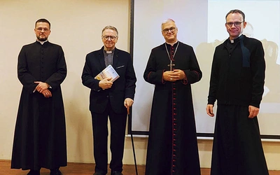 Podczas spotkania odbyło się uroczyste wręczenie „Studiów Elbląskich” jubilatowi – ks. Janowi Wiśniewskiemu, co zgromadzeni przyjęli brawami.